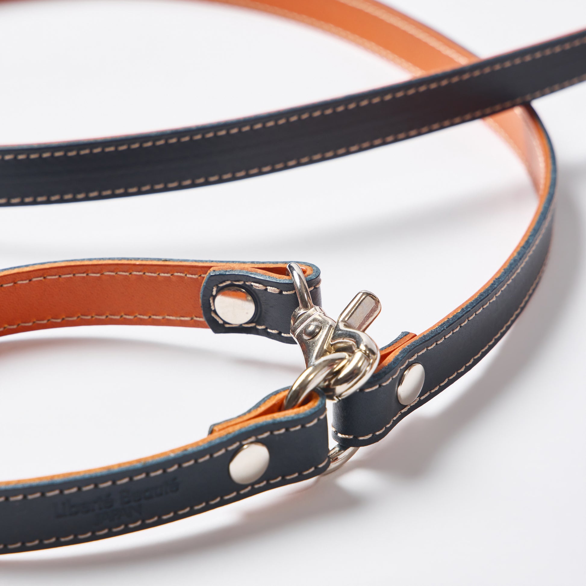 内張りのオレンジレザーと回転式レバーナスカンのディテール - Classic Leather カフェリード Liberté Beauté