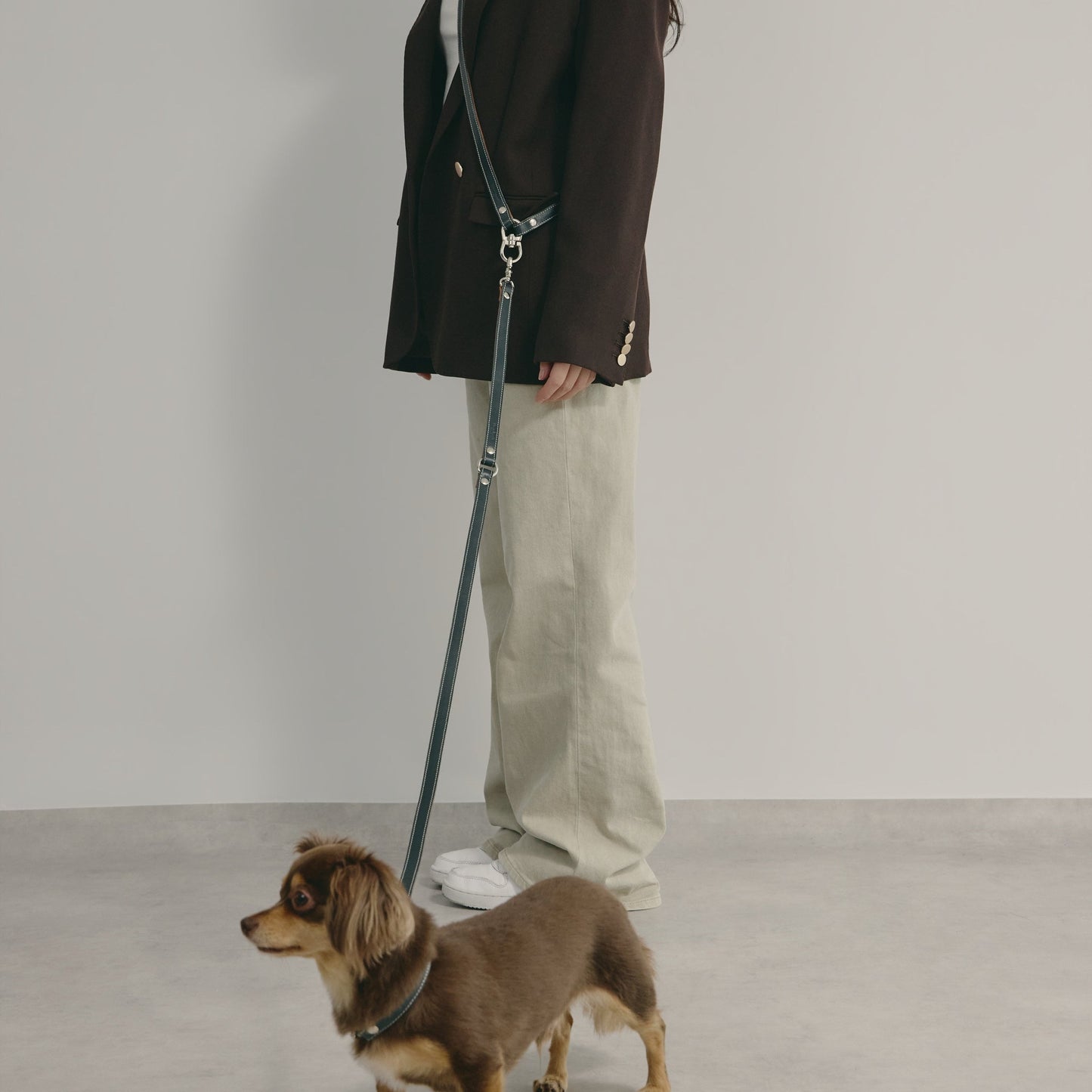 ショルダーリードを斜め掛けして愛犬と歩く様子 - Liberté Beauté