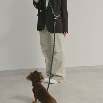 ショルダーリードを肩に掛けて愛犬を待つ様子 - Liberté Beauté